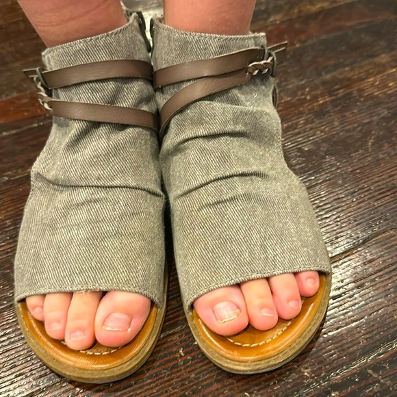 Adorable blowfish sandals. Women’s size 8 - Picture 2 of 4
